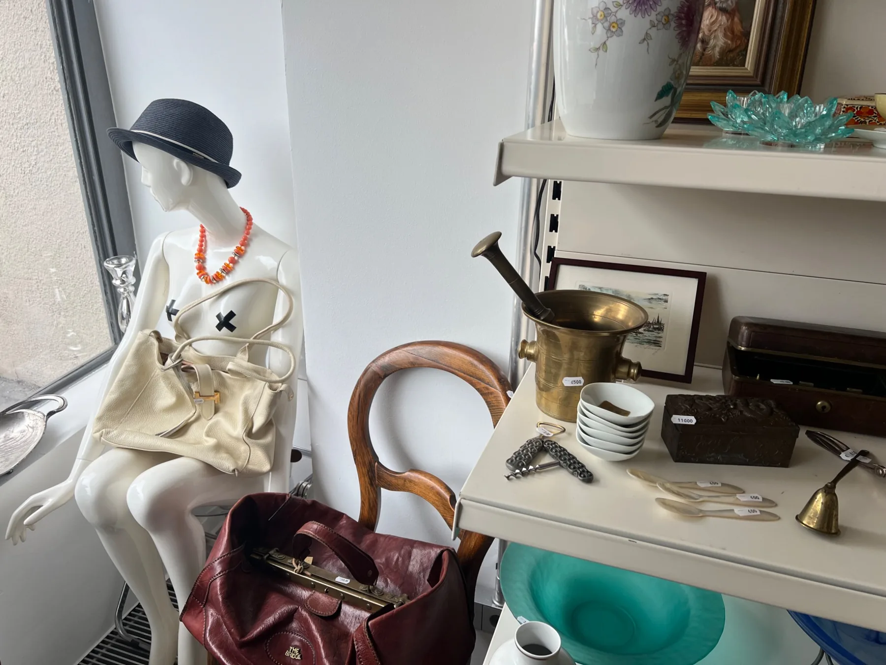 Regale mit Kunstwerken, Vasen und Uhren