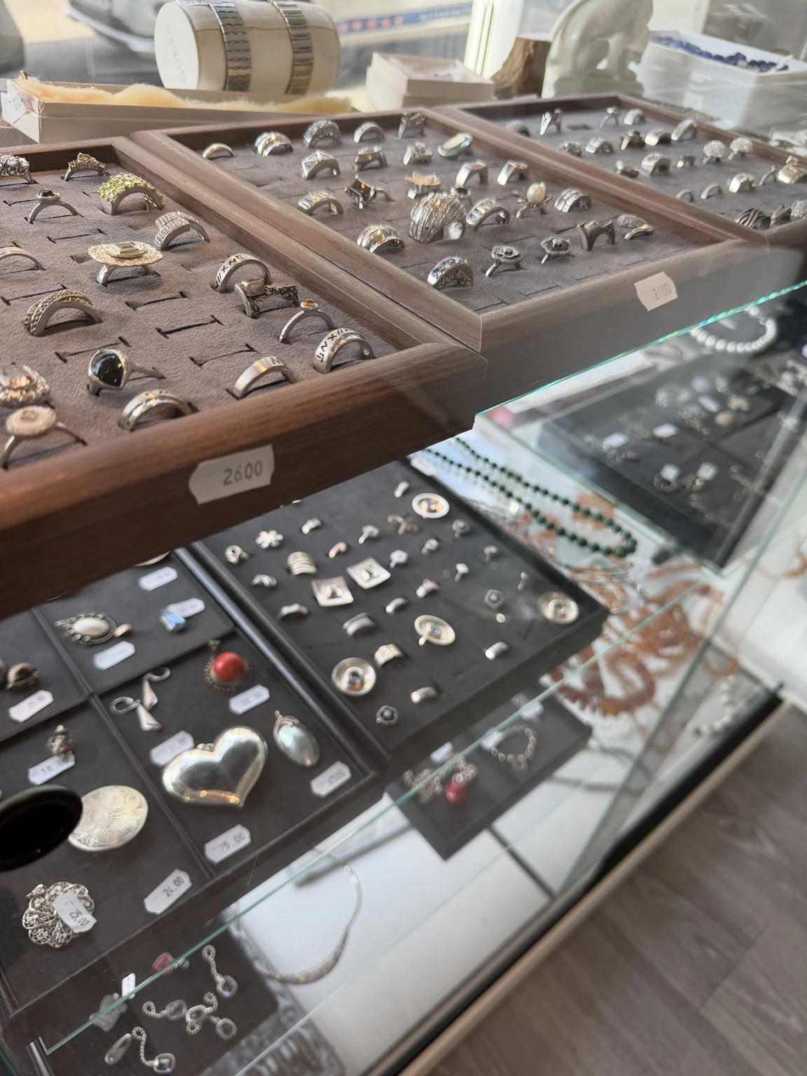 Schmuck und dekorative Gegenstände in einer Vitrine